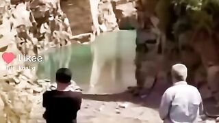 هاي البحيرة كلما اقترب منها أحد تبدي تزداد #اليمن #اكسبلور#الاردن