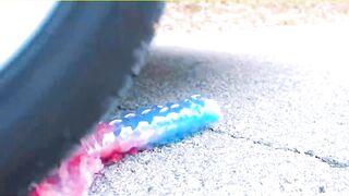 Esmagando coisas crocantes e macias de carro! EXPERIMENTE CARRO VS BOLO