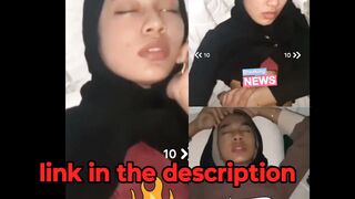 Hijab cantik menikmati permainan ini
