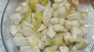 Umrood ki khati meethi chat |guava chat