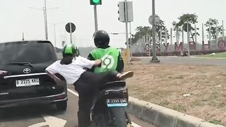 castomernya ketinggaln bang gojek
