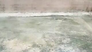 Proses pembersihan dan pengeringan kolam BETON