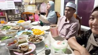 Breakfast at the home of Muay Thai legend Rodtang!