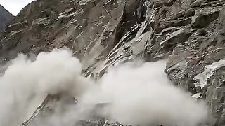 مسافر گاڑیاں سلائیڈنگ میں دب جانا اور انسانی زندگیوں کا چراغ گل ہونا