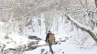 مخبأ مخفي من الحجارة والأخشاب تحت الصخرة.mp4