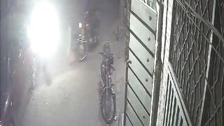 Trader looted by robbers in Nawan Kot Lahore | Pakistan | CCTV