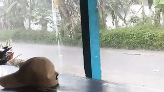 Numpang berteduh karena hujan turun