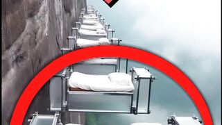 Spider-Man aur aap trip par hain! Lekin ek problem hai – sone ke liye bed chahiye! ????