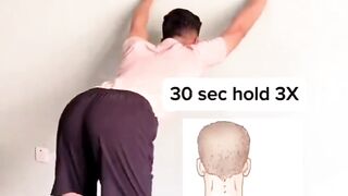 A sports expert presents an exercise to relieve aortic and shoulder pain easily.