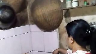 Proses menggoreng kripik singkong dan krupuk puli