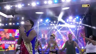 Guilerme se emociona na festa do lider