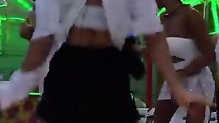 Eva e Renata dançam na festa do lider