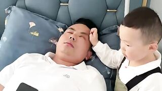 Chinese bacha KO Apne papa s p...e