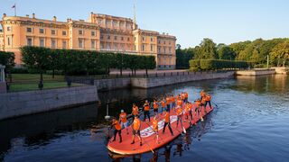 The world's largest sapboard floated down the Fontanka River