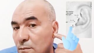 شخص يقدم طريقة عحيبة لعلاج مشكلة ضعف النظر