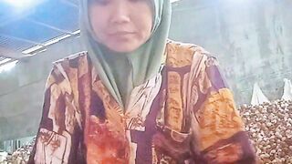 Bekerja pabrik kemiri