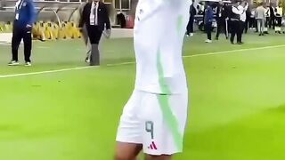احتفال الاعب الجزائري يوسف بلايلي بالرواية الفلسطينيه بعد الفوز