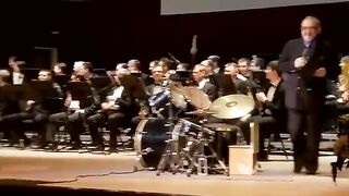 طفل صغير من نوفوسيبيرسك هو عازف طبو