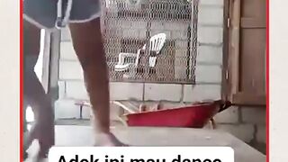 adek mau ngedance tapi jatuh