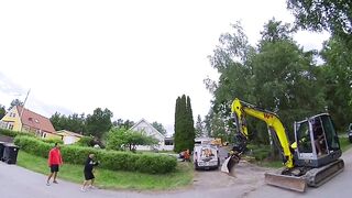 Ball game with excavator