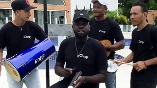 Aqui tá um Ritmo de samba catando e tocando hino da igreja