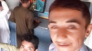 Doston ke saath video games khelte hue