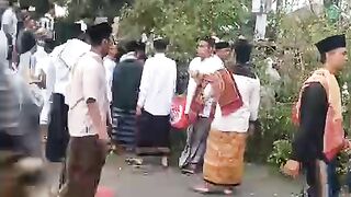 ngeri pohon tumbang menimpa jamaah sholat ied.Scary tree falls on Eid prayer congregation
