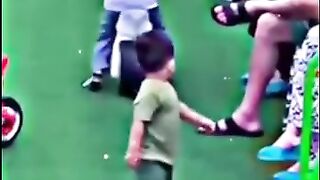 Sad Video || Shayari likh raha tha gurbat par... Yeh video mili toh qalam rakh gaya.