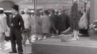 يبدو أنك قد تشير إما إلى تشارلي تشابلن، المخرج والممثل