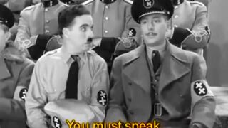 يبدو أنك تشير إما إلى تشارلي تشابلن، ممثل ومخرج الأفلام