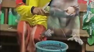 Makan mangga bolo..