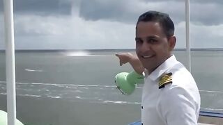 Baadal Samander Se Paani Uthaate Hue