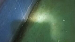 Pergantian air kolam larva lele umur 5 hari, lebih bagus dilakukan malam hari