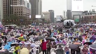 Hundreds rally in Seoul in support of former President Yoon Suk Yeol.