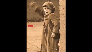 تمزج بين الكوميديا ​​التهريجية والتعليقات الاجتماعية