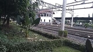 Kereta Api pagi sudah melintas di stasiun Lempuyangan
