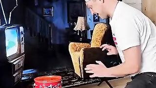 Quand_tu_voulais_juste_regarder_la_télé..????(360p).mp4