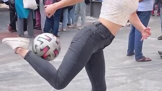 Freestyle on the streets in India ⚽️????????????????‍♀️ #india #footballgirl #street #inspire #aguska #show.mp4