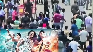Pathaan फिल्म को लेकर Shahrukh Khan के Fan's भीड़ गए BoycottGang से,