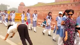A boy try to impress the girls like hero