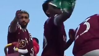 باكيتا  يرتدي قميص منتخب جزائري