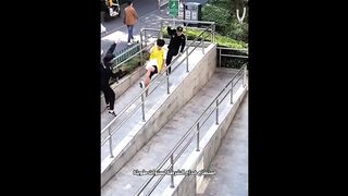 على الشخص الذي يقف وراء الصوت. وبينما تتتبع خيوطًا