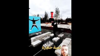 المكان: مكان واحد في الغالب - شقة صغيرة أو كشك هاتف.
