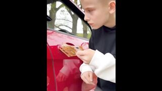 بالتأكيد! إليك فكرة فيديو قصير طريفة: