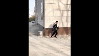 يفتح الثلاجة، فلا يرى سوى كعكة. يقول "لا"، فيغلقها.