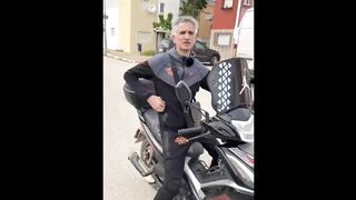 يستيقظ متحمسًا: "اليوم، نأكل طعامًا صحيًا".