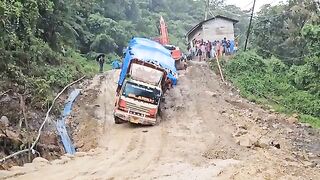 Driver Against Death || A collection of trucks overturned and entered a ravine in Batu Jomba