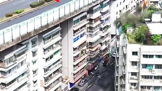 GEDUNG BERTINGKAT DI BAWAH JEMBATAN