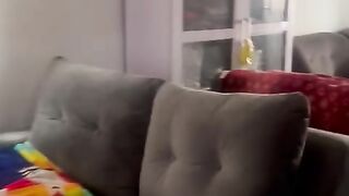 Lagi bersihin kuku ema