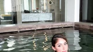 Menikmati kolam renang #Follow me